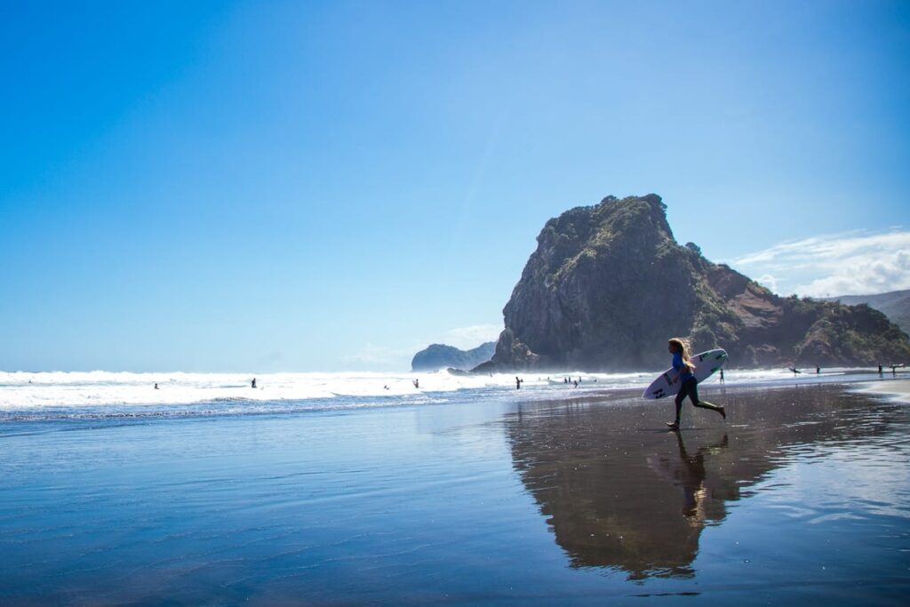 piha-beach surfing