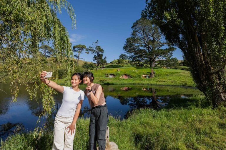 Private 3 Day Tour: Hobbiton, Waitomo Caves, Rotorua Geothermal Valley & Hamilton Gardens